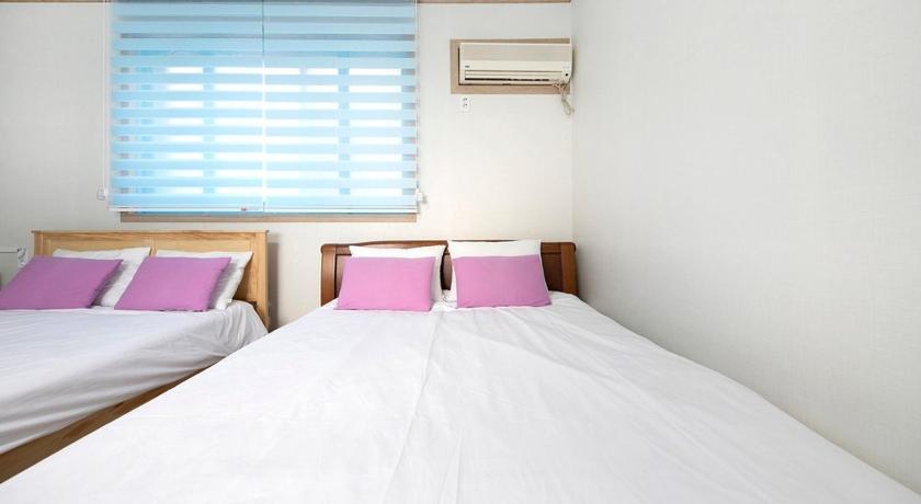 Image of Family Room 8