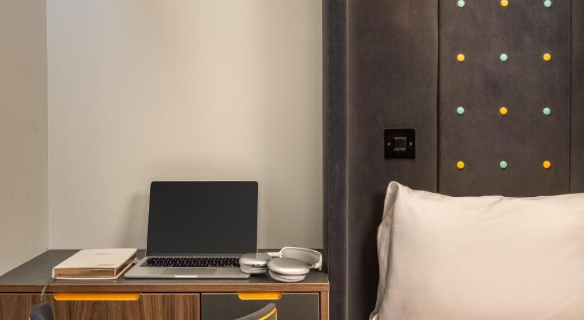 รูปของห้องเตียงใหญ่ไม่มีหน้าต่าง (Double Room No Window) 14