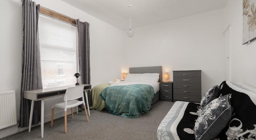Lavish 3-BDR Home - Contractors & Long Stays - Guests 8 - Fast WiFi - Parking - Luxury Garden