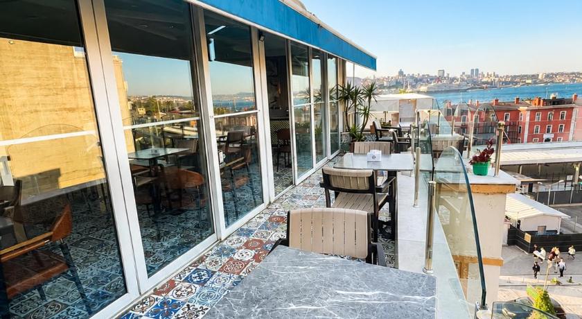 Crowned Boutique Hotel - image 2