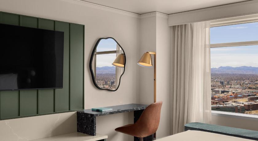 Image of 1 King Bed Mountain View 5
