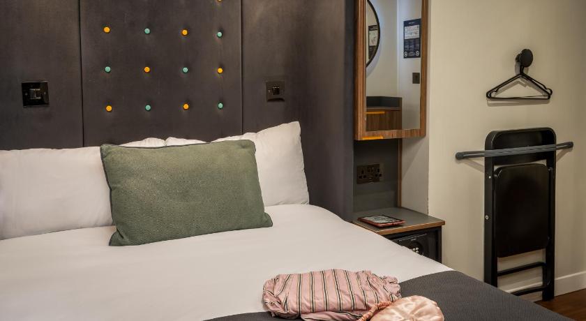 รูปของห้องเตียงใหญ่ไม่มีหน้าต่าง (Double Room No Window) 15