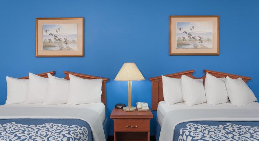 Days Inn & Suites by Wyndham Cambridge