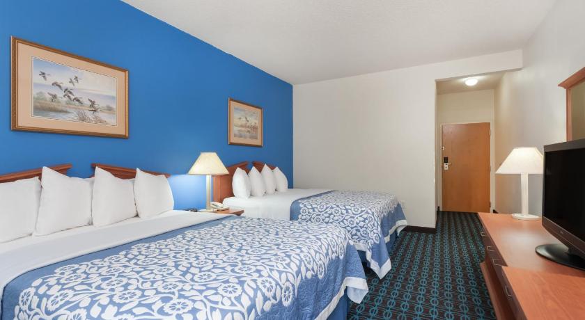 Days Inn & Suites by Wyndham Cambridge