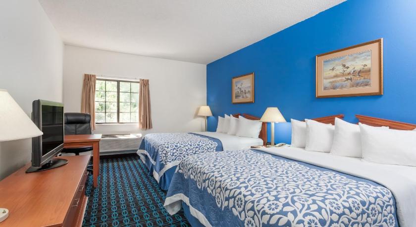 Days Inn & Suites by Wyndham Cambridge