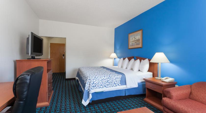 Days Inn & Suites by Wyndham Cambridge