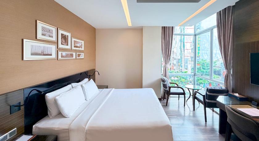 Image of Deluxe Room Queen 1