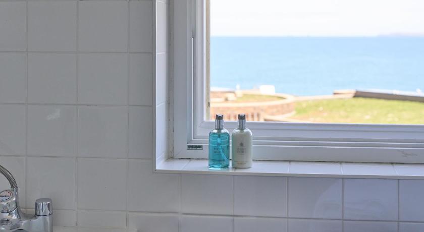 Image of Double or Twin Room with Partial Sea View 4