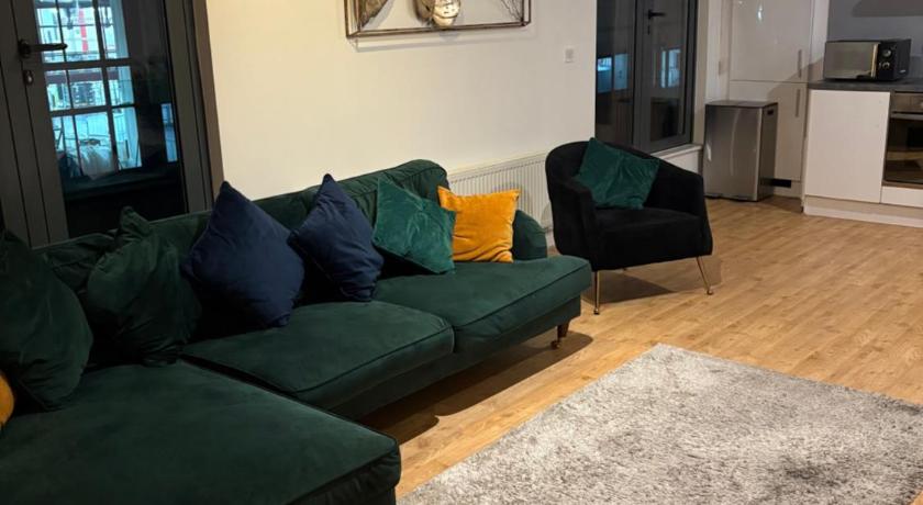 Rooftop 2 Bed Penthouse, Hot Tub, Wrapped Balcony, Free Parking, Train Station Location by Opulent S