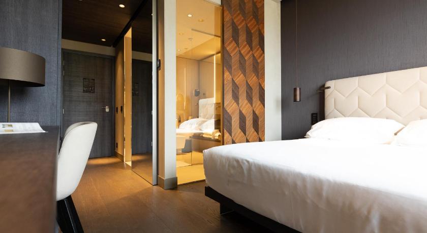 Image of Superior Room 8