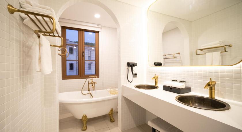 Phòng 2 Giường Đơn Nhìn Ra Thành Phố (Twin Room with City View)