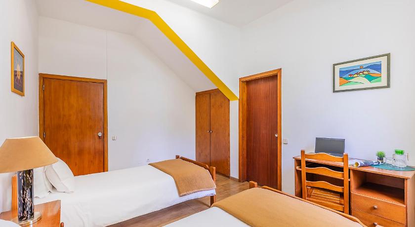 Image of Twin Room with Private Bathroom 1