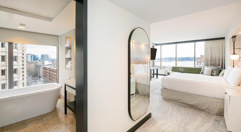 Image of 1 King Bed Water View Corner Room 2
