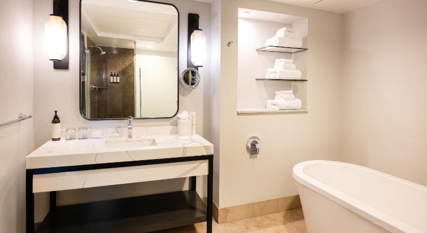 Image of 1 King Bed Junior Suite Water View 8