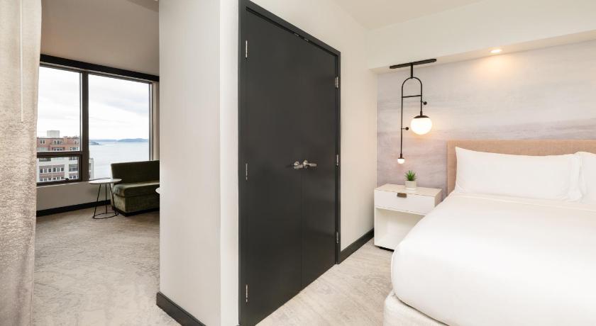 Image of 1 King Bed Junior Suite Water View 4