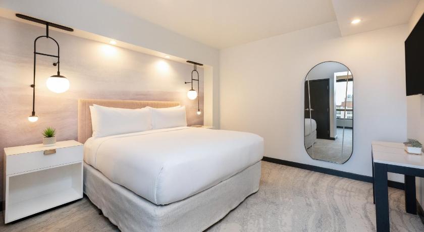 Image of 1 King Bed Junior Suite Water View 9
