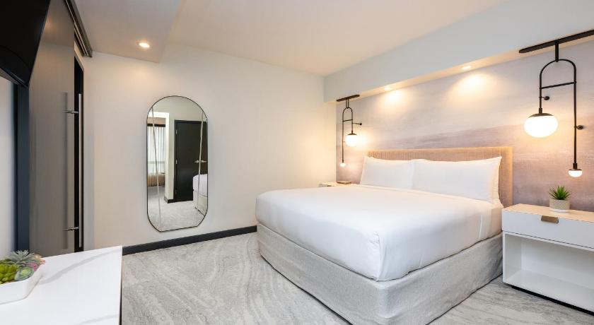 Image of 1 King Bed Premium Suite 3