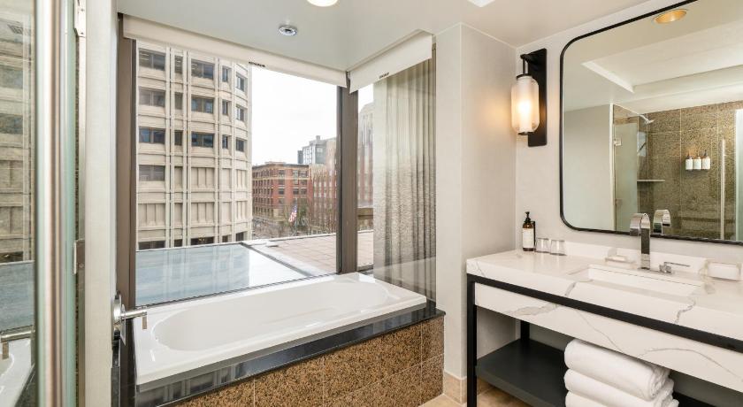 Image of 1 King Bed City View Fitness Room 2
