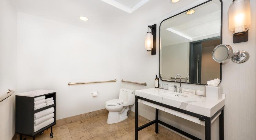 Image of 2 Queen Beds City View Accessible Roll-In Shower 3