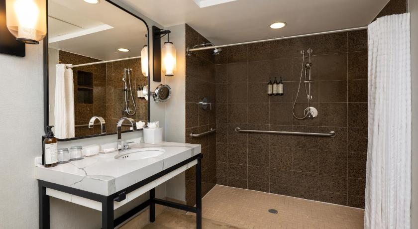 Image of 2 Queen Beds City View Accessible Roll-In Shower 4