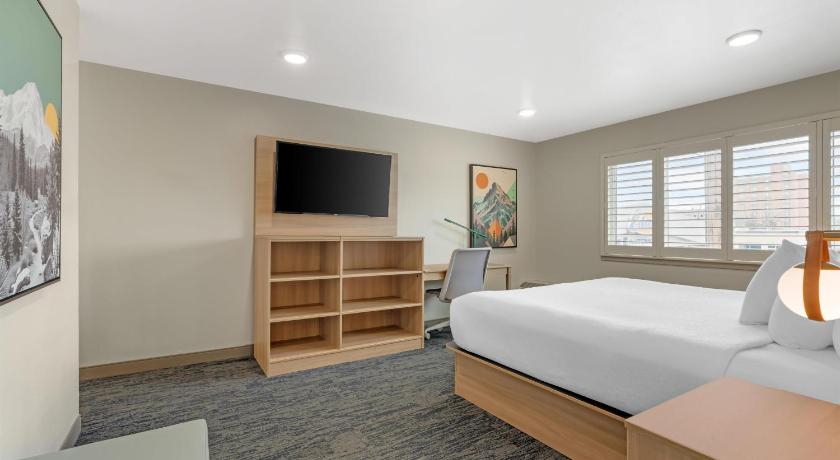 รูปของSuite-1 King Bed, Non-Smoking, Two Rooms, Kitchenette, Pull Out Mattress, Full Breakfast 0