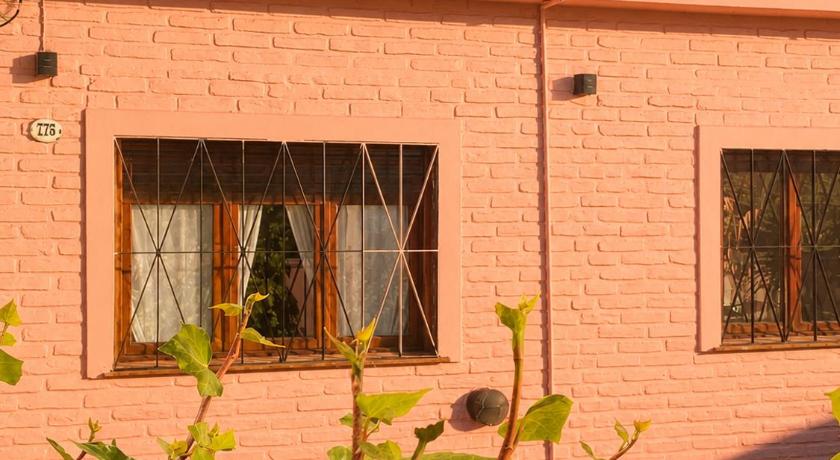 CASA SOL, encantadora casa a dos cuadras de la Laguna, con estufa a lena, pileta y parque en Complej