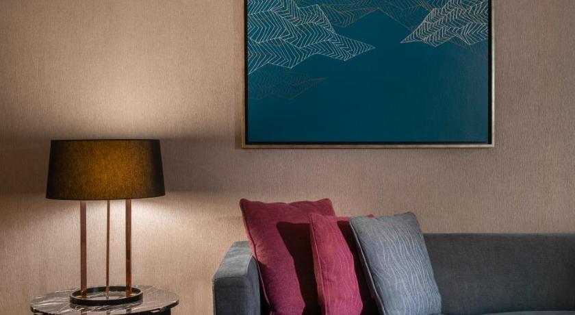 Image of Junior suite with 1 king bed 13