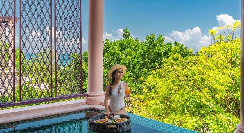 Image of Deluxe Suite Private Pool King 8
