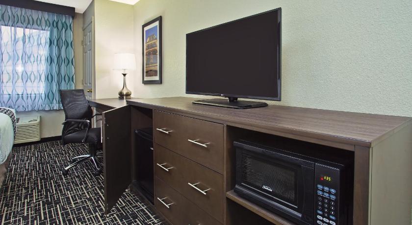 La Quinta Inn & Suites by Wyndham Fairborn Wright-Patterson photo