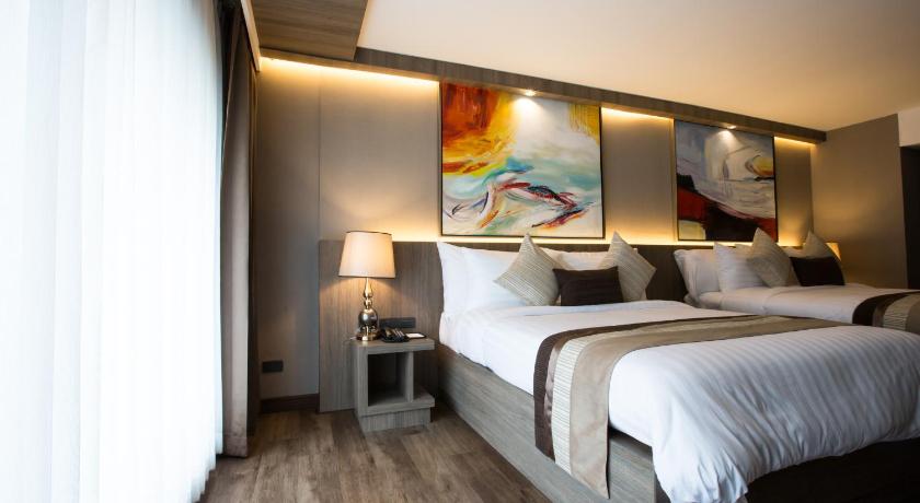 Image of Premier Family Room 6