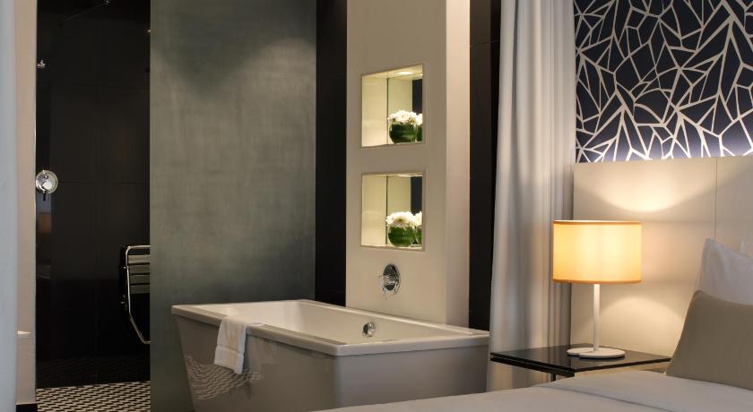 Image of Suite - Lounge Access 9