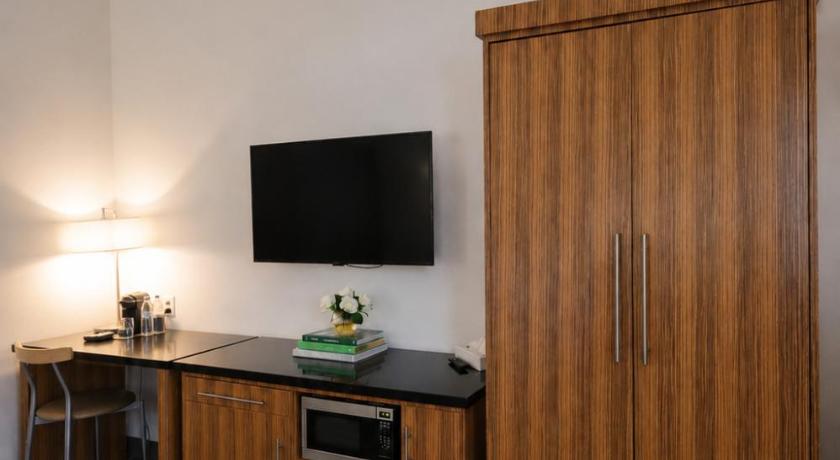 Image of Classic One King with Wet Bar 3