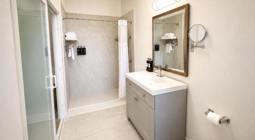 Image of One Bedroom Queen Suite with Balcony 2