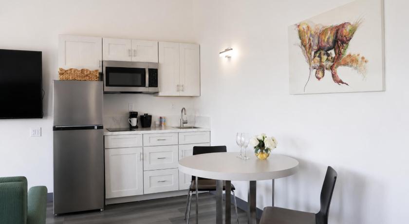 Image of One Bedroom King Suite with Balcony 6