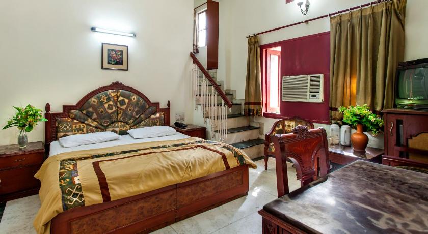 a bedroom with a bed and a dresser, Hotel Sunshine in New Delhi and NCR