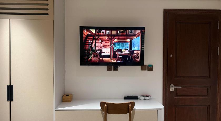 Serene Hotel - image 11