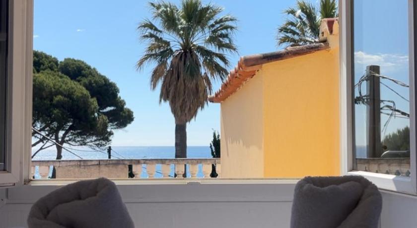 Image of Queen Room with Sea View 0