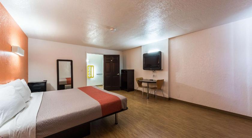 Motel 6-Uvalde, TX