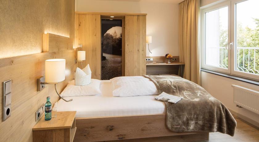 ヌンブレヒト Hotel Derichsweiler Hof 4つ星 ホテル プール