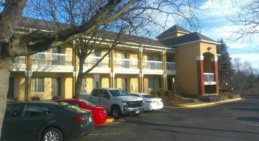 HomeTowne Studios by Red Roof Chantilly – Chantilly, VA