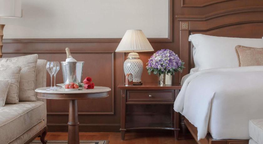 Image of Opera King Suite with Club Access 7