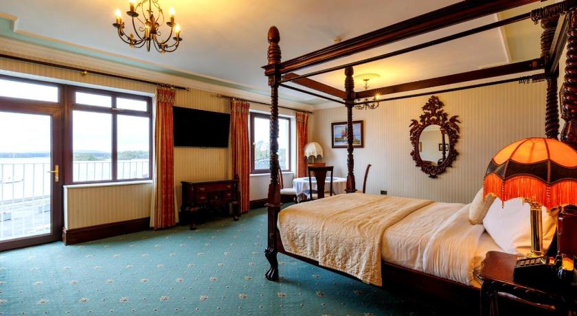 Lakeside Manor Hotel