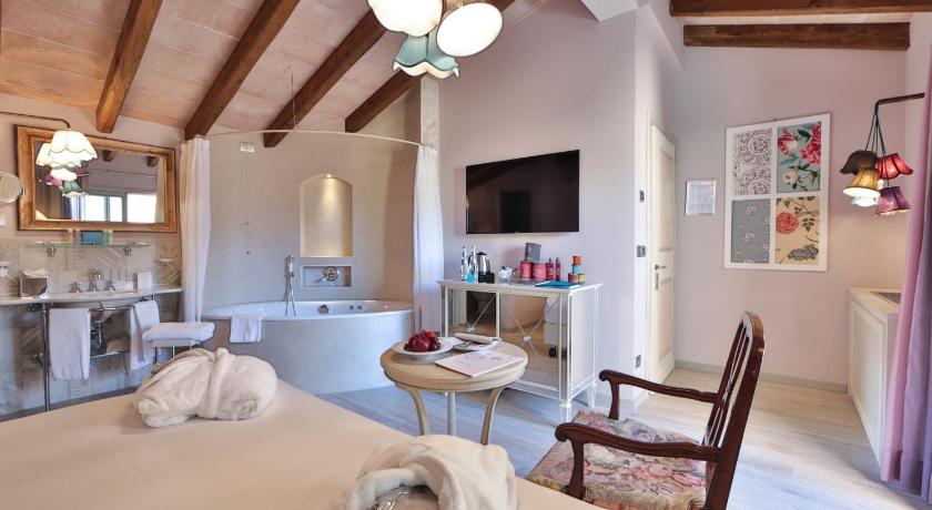 Image of Junior Suite with Spa Bath 3