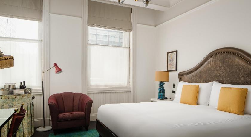 Image of 1 King Bed Deluxe 4