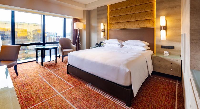 Image of 1 King Bed Deluxe 1