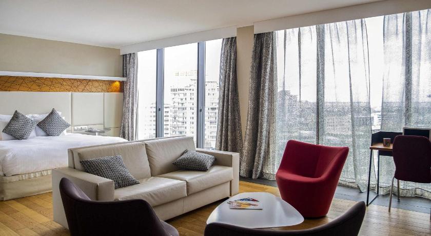 Image of Junior Suite, 1 King Side Bed, City View 3