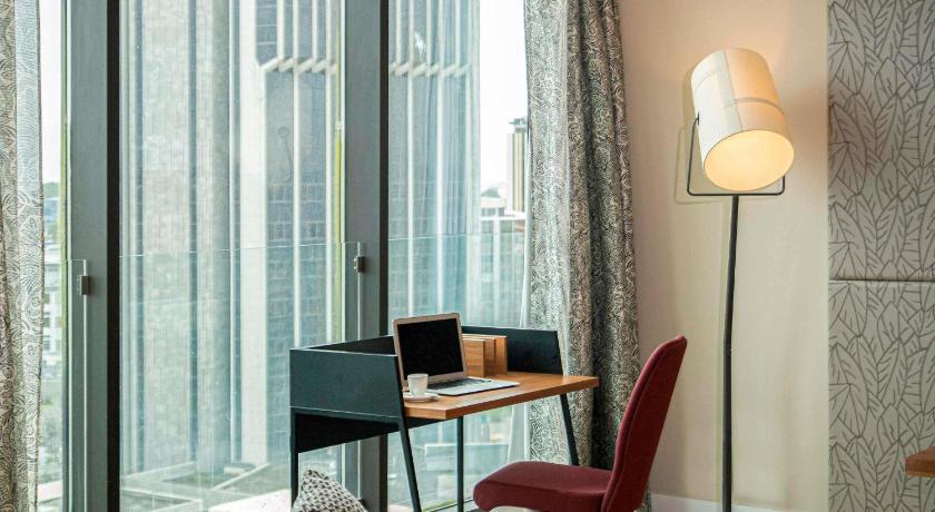 Image of Junior Suite, 1 King Side Bed, City View 13