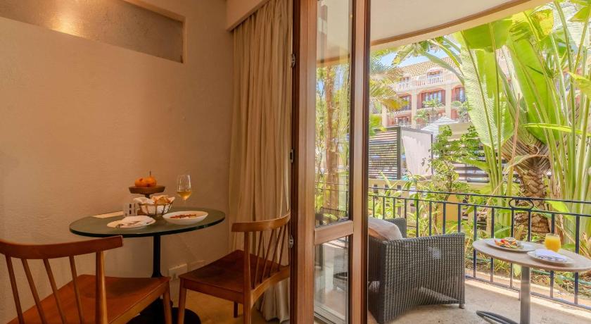 รูปของSuperior King Room with Balcony and Pool View 10