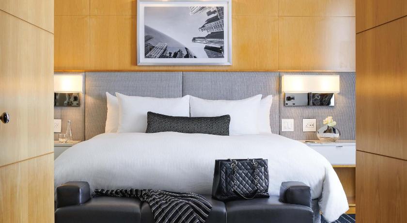 صورة PRESTIGE SUITE 1 KING, 1 SOFABED - 700sf, 65sm, 1 Bedroom, 1 Living Room, Corner Suite 4
