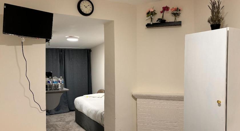 18 Budget Inn - image 9